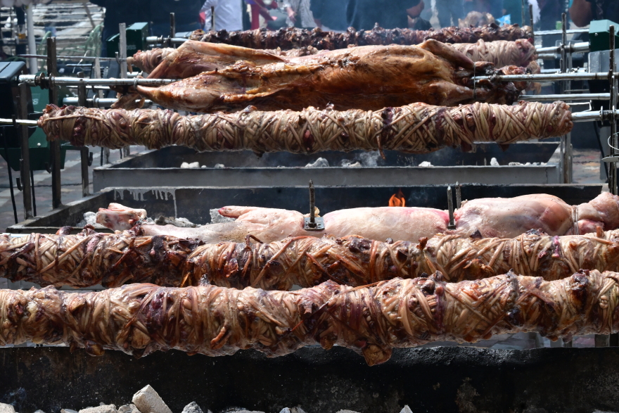 Κυριακή του Πάσχα: Από τα σπιτικά σουβλίσματα μέχρι το μαζικό ψήσιμο στους δρόμους, γιορτινές εικόνες σε όλη την Ελλάδα