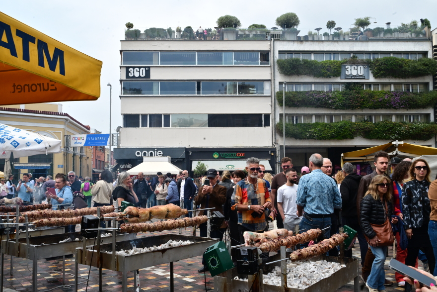 Κυριακή του Πάσχα: Από τα σπιτικά σουβλίσματα μέχρι το μαζικό ψήσιμο στους δρόμους, γιορτινές εικόνες σε όλη την Ελλάδα