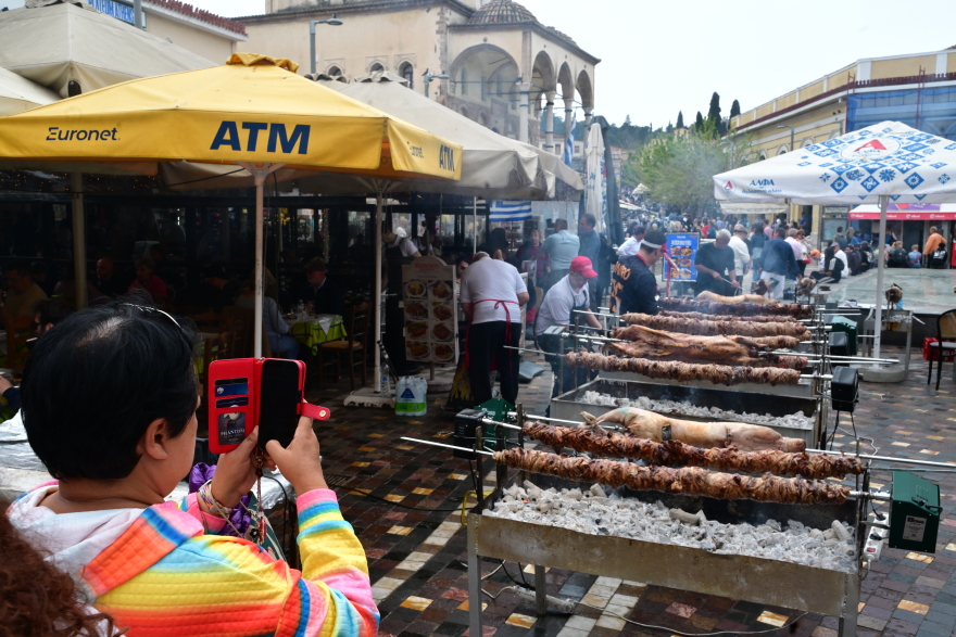 Κυριακή του Πάσχα: Από τα σπιτικά σουβλίσματα μέχρι το μαζικό ψήσιμο στους δρόμους, γιορτινές εικόνες σε όλη την Ελλάδα