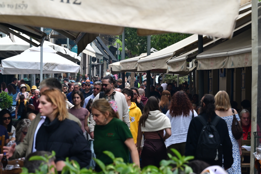 Κυριακή του Πάσχα: Από τα σπιτικά σουβλίσματα μέχρι το μαζικό ψήσιμο στους δρόμους, γιορτινές εικόνες σε όλη την Ελλάδα