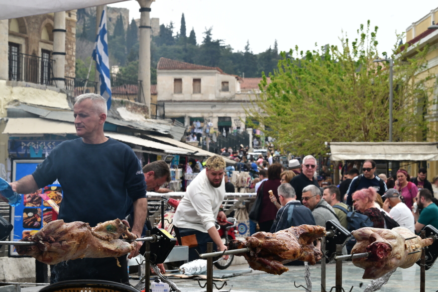Κυριακή του Πάσχα: Από τα σπιτικά σουβλίσματα μέχρι το μαζικό ψήσιμο στους δρόμους, γιορτινές εικόνες σε όλη την Ελλάδα