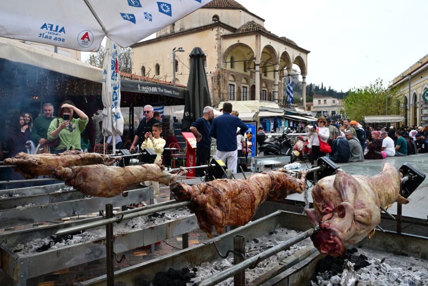 Κυριακή του Πάσχα: Από τα σπιτικά σουβλίσματα μέχρι το μαζικό ψήσιμο στους δρόμους, γιορτινές εικόνες σε όλη την Ελλάδα