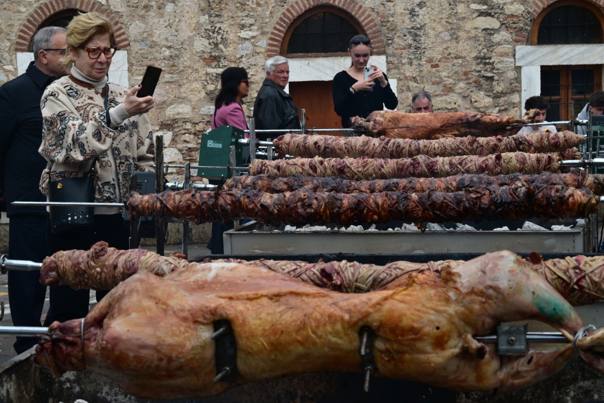 Κυριακή του Πάσχα: Από τα σπιτικά σουβλίσματα μέχρι το μαζικό ψήσιμο στους δρόμους, γιορτινές εικόνες σε όλη την Ελλάδα