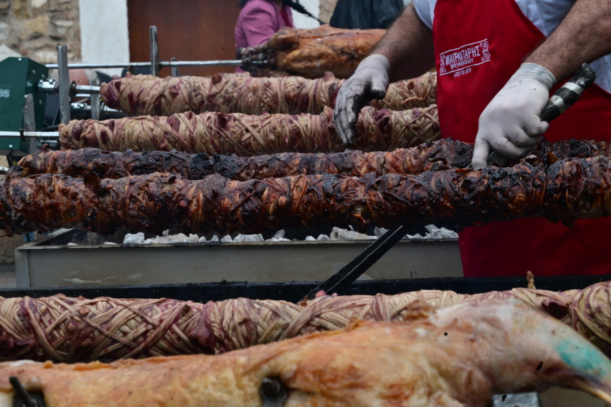 Κυριακή του Πάσχα: Από τα σπιτικά σουβλίσματα μέχρι το μαζικό ψήσιμο στους δρόμους, γιορτινές εικόνες σε όλη την Ελλάδα