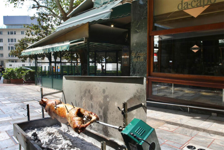 Κυριακή του Πάσχα: Από τα σπιτικά σουβλίσματα μέχρι το μαζικό ψήσιμο στους δρόμους, γιορτινές εικόνες σε όλη την Ελλάδα