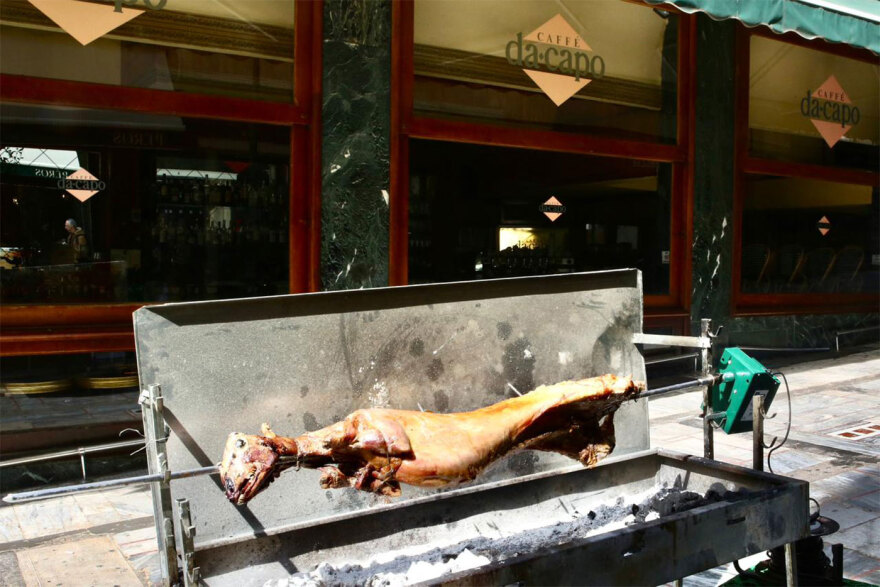 Κυριακή του Πάσχα: Από τα σπιτικά σουβλίσματα μέχρι το μαζικό ψήσιμο στους δρόμους, γιορτινές εικόνες σε όλη την Ελλάδα