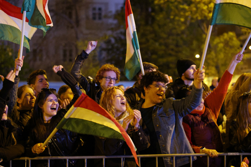 Πανηγυρισμοί στη Βουδαπέστη για τη νίκη του Μάγιαρ, έκλαιγαν οι ψηφοφόροι του Όρμπαν