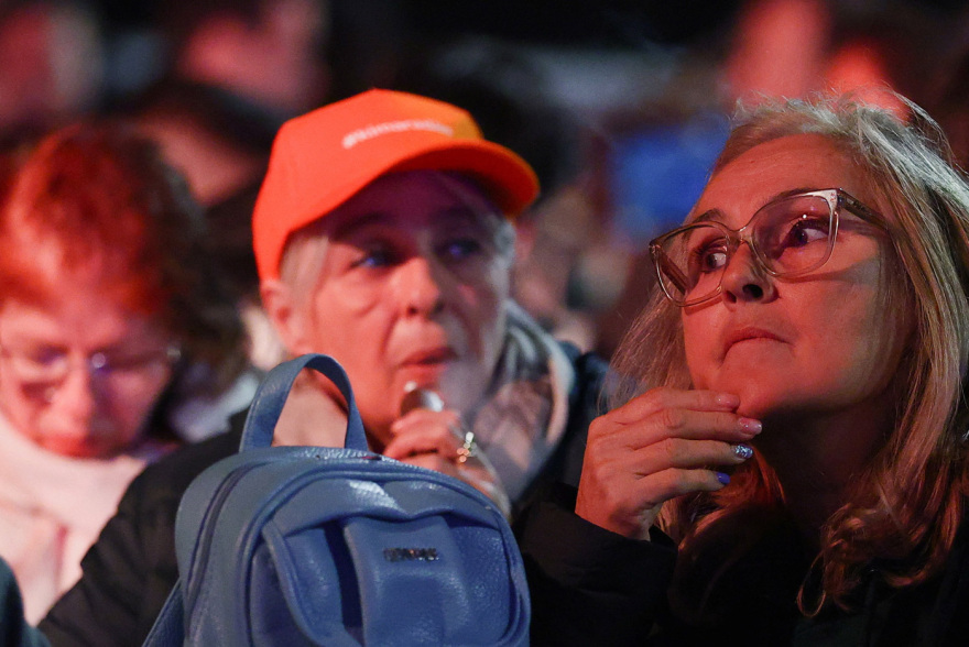 Πανηγυρισμοί στη Βουδαπέστη για τη νίκη του Μάγιαρ, έκλαιγαν οι ψηφοφόροι του Όρμπαν - «Ρώσοι σπίτια σας»