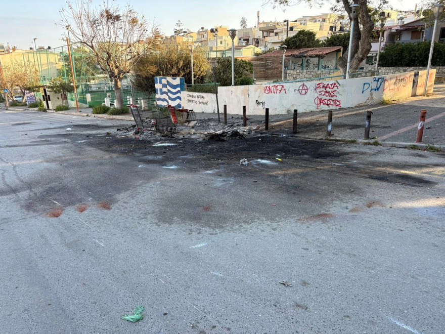 Εικόνες καταστροφής στο Ηράκλειο μετά την Ανάσταση: Έκαψαν φανάρια, δέντρα και κάδους - Δείτε φωτογραφίες