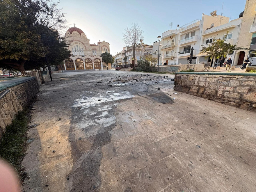 Εικόνες καταστροφής στο Ηράκλειο μετά την Ανάσταση: Έκαψαν φανάρια, δέντρα και κάδους - Δείτε φωτογραφίες