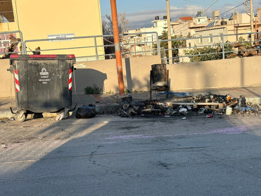 Εικόνες καταστροφής στο Ηράκλειο μετά την Ανάσταση: Έκαψαν φανάρια, δέντρα και κάδους - Δείτε φωτογραφίες