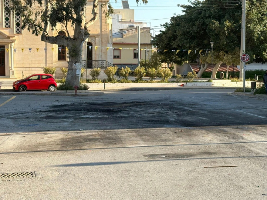 Εικόνες καταστροφής στο Ηράκλειο μετά την Ανάσταση: Έκαψαν φανάρια, δέντρα και κάδους - Δείτε φωτογραφίες