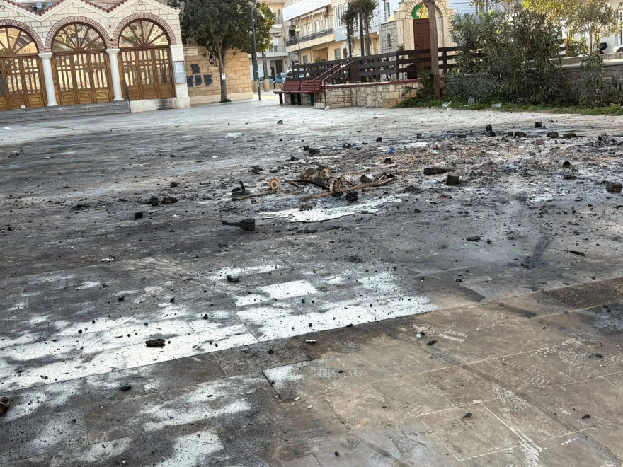 Εικόνες καταστροφής στο Ηράκλειο μετά την Ανάσταση: Έκαψαν φανάρια, δέντρα και κάδους - Δείτε φωτογραφίες