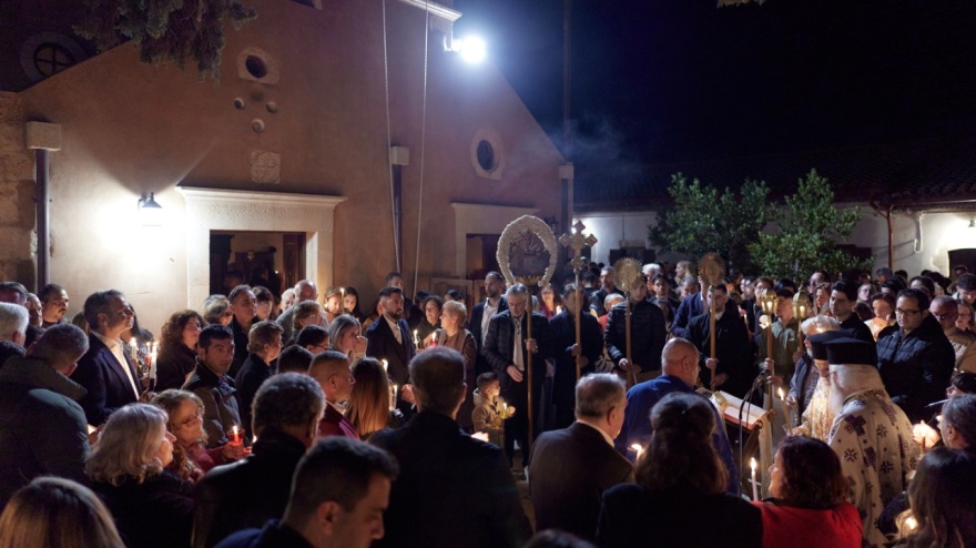 Στις Κορακιές Χανίων έκανε Ανάσταση ο Κυριάκος Μητσοτάκης με τη σύζυγό του Μαρέβα, δείτε φωτογραφίες