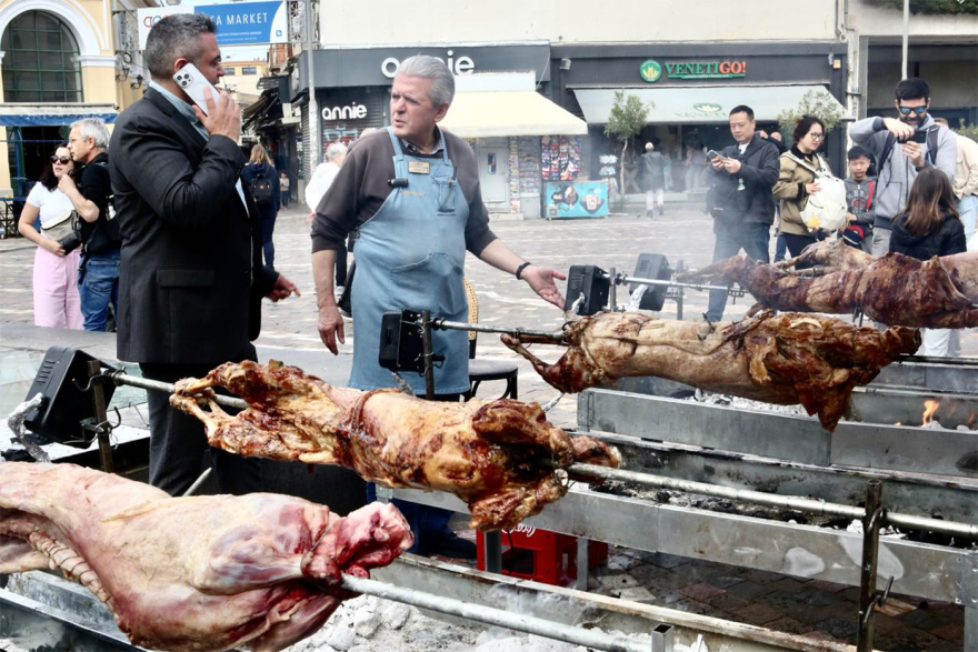 Μύρισε οβελίας από νωρίς στην Αθήνα: Στήθηκαν σούβλες με αρνί και κοκορέτσι στην πλατεία στο Μοναστηράκι, δείτε βίντεο