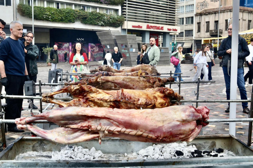 Μύρισε οβελίας από νωρίς στην Αθήνα: Στήθηκαν σούβλες με αρνί και κοκορέτσι στην πλατεία στο Μοναστηράκι, δείτε βίντεο