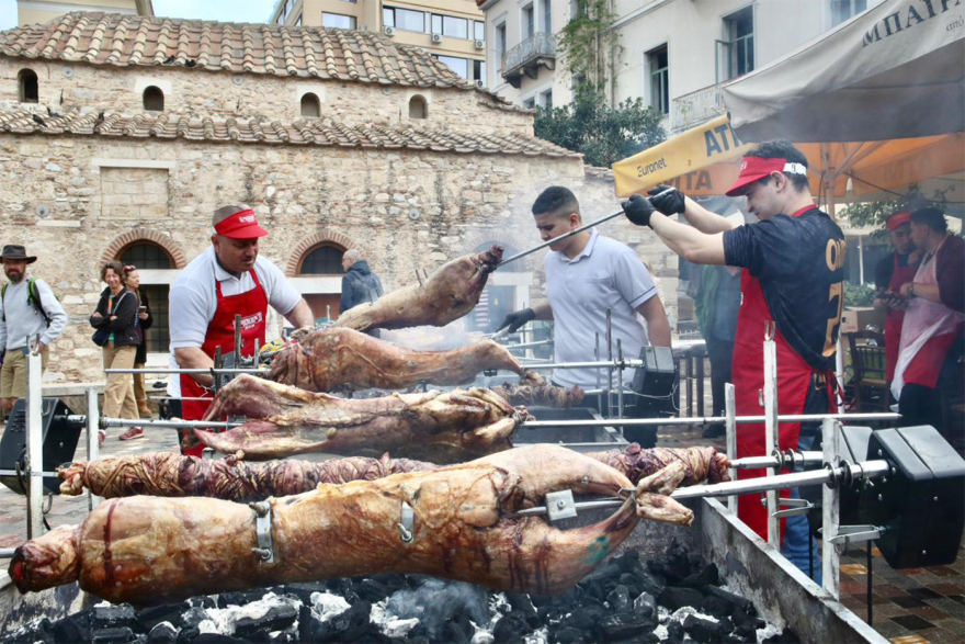 Μύρισε οβελίας από νωρίς στην Αθήνα: Στήθηκαν σούβλες με αρνί και κοκορέτσι στην πλατεία στο Μοναστηράκι, δείτε βίντεο