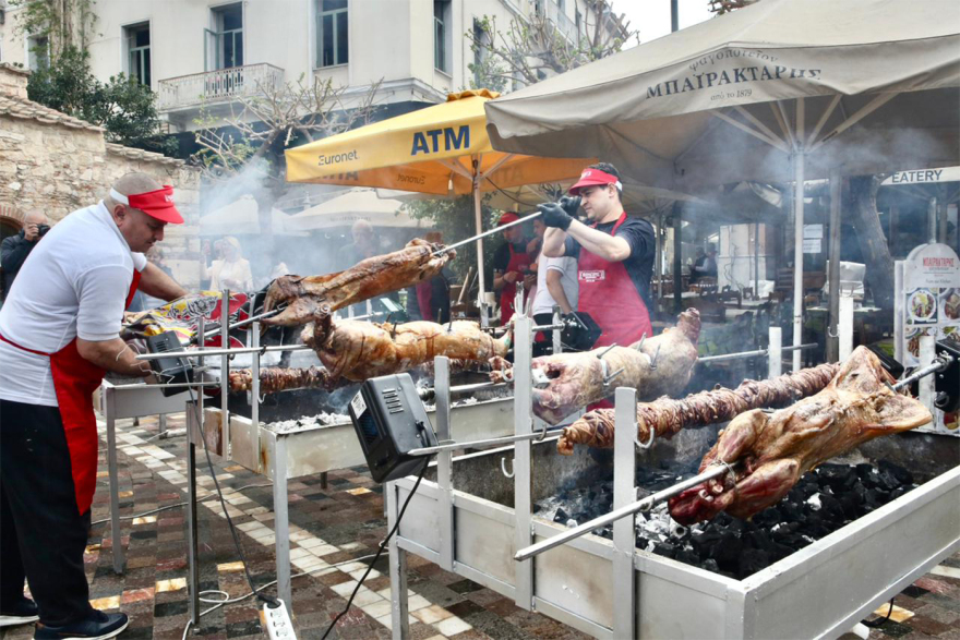 Μύρισε οβελίας από νωρίς στην Αθήνα: Στήθηκαν σούβλες με αρνί και κοκορέτσι στην πλατεία στο Μοναστηράκι, δείτε βίντεο
