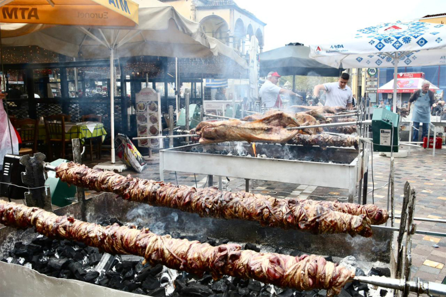 Μύρισε οβελίας από νωρίς στην Αθήνα: Στήθηκαν σούβλες με αρνί και κοκορέτσι στην πλατεία στο Μοναστηράκι, δείτε βίντεο