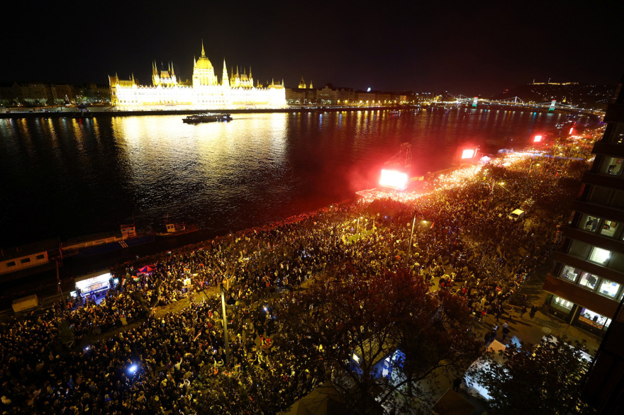 Πανηγυρισμοί στη Βουδαπέστη για τη νίκη του Μάγιαρ, έκλαιγαν οι ψηφοφόροι του Όρμπαν