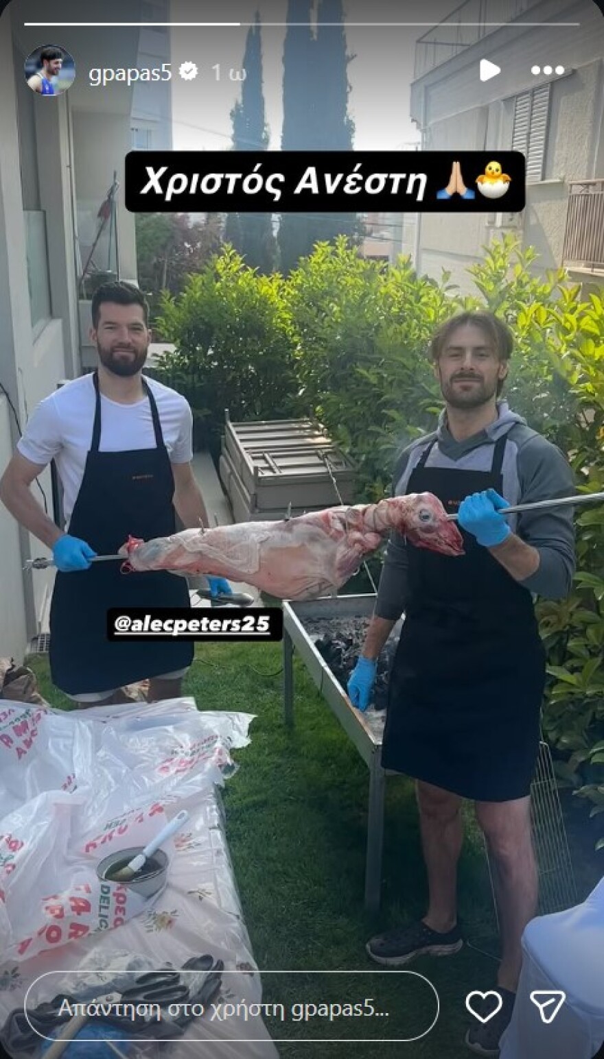 Ολυμπιακος: Ο Αλεκ Πίτερς έβαλε αρνί στη σούβλα με τον Τζορτζ Πάπας