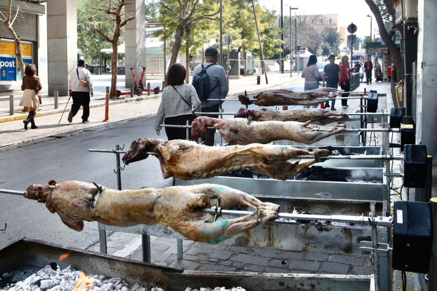 Κυριακή του Πάσχα: Από τα σπιτικά σουβλίσματα μέχρι το μαζικό ψήσιμο στους δρόμους, γιορτινές εικόνες σε όλη την Ελλάδα