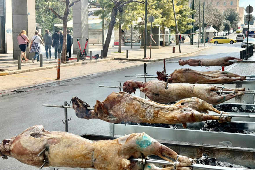 Κυριακή του Πάσχα: Από τα σπιτικά σουβλίσματα μέχρι το μαζικό ψήσιμο στους δρόμους, γιορτινές εικόνες σε όλη την Ελλάδα