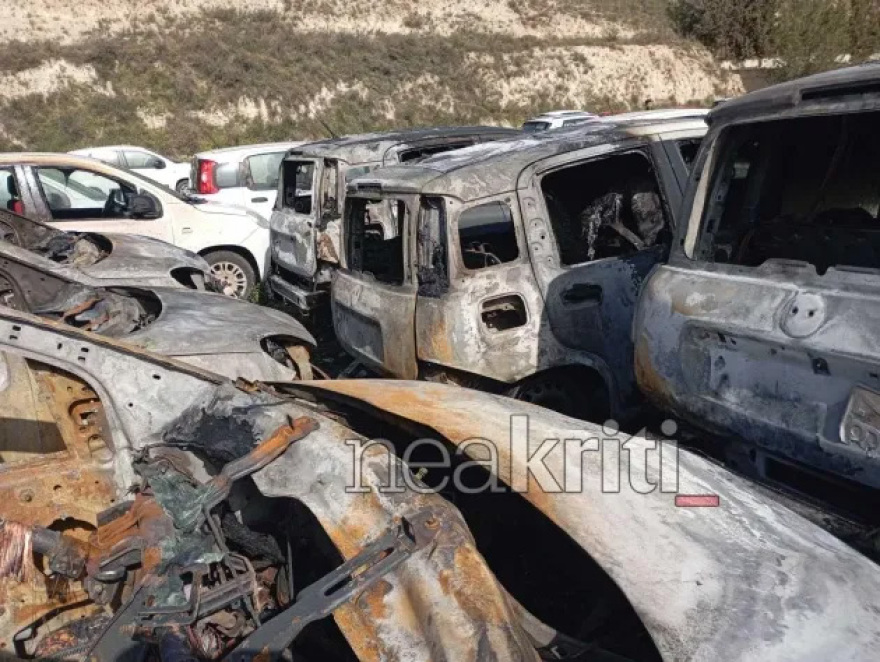 Εικόνες καταστροφής μετά τη φωτιά σε χώρο στάθμευσης ενοικιαζόμενων αυτοκινήτων στο Ηράκλειο Κρήτης, δείτε βίντεο