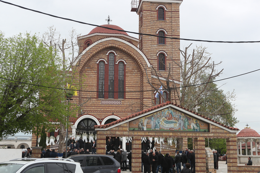 Συγκίνηση στο τελευταίο αντίο για τον Στέφανο Μπορμπόκη 21 Συγκίνηση στο τελευταίο αντίο για τον Στέφανο Μπορμπόκη, έκλαψε ο αδελφός του