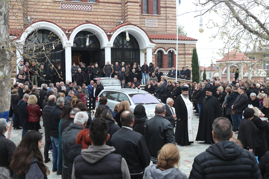 Συγκίνηση στο τελευταίο αντίο για τον Στέφανο Μπορμπόκη 20 Συγκίνηση στο τελευταίο αντίο για τον Στέφανο Μπορμπόκη, έκλαψε ο αδελφός του