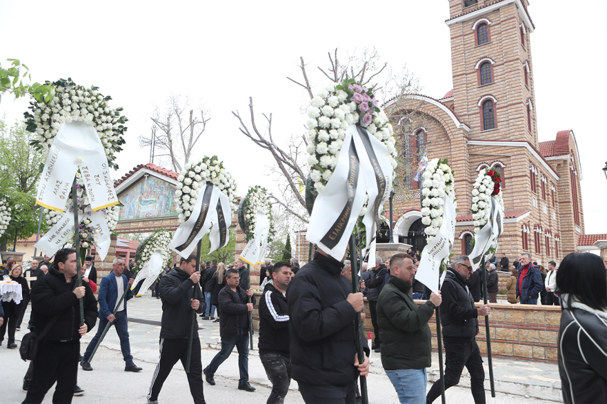 Συγκίνηση στο τελευταίο αντίο για τον Στέφανο Μπορμπόκη 14 Συγκίνηση στο τελευταίο αντίο για τον Στέφανο Μπορμπόκη, έκλαψε ο αδελφός του