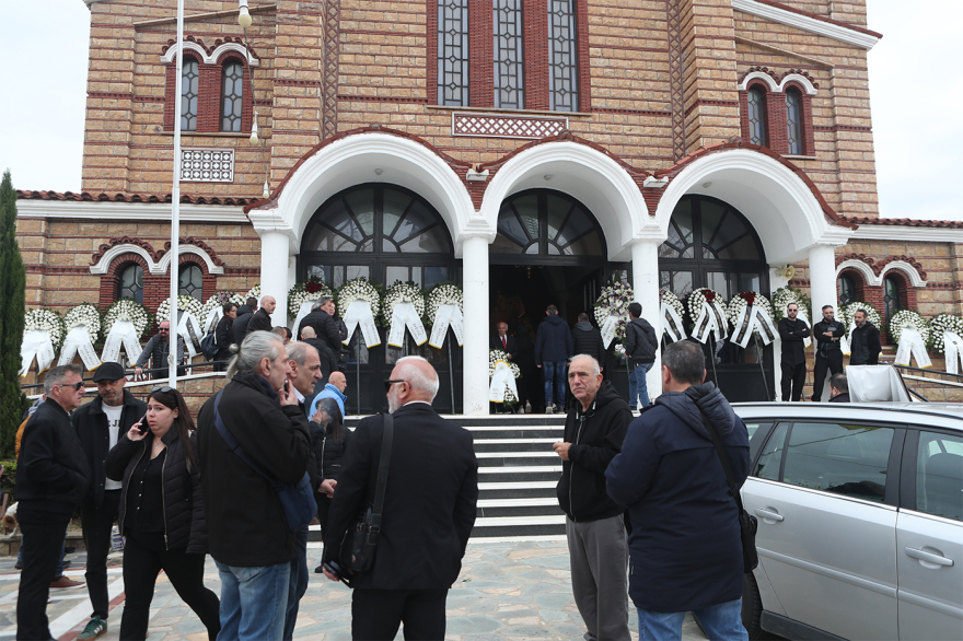 Συγκίνηση στο τελευταίο αντίο για τον Στέφανο Μπορμπόκη 22 Συγκίνηση στο τελευταίο αντίο για τον Στέφανο Μπορμπόκη, έκλαψε ο αδελφός του