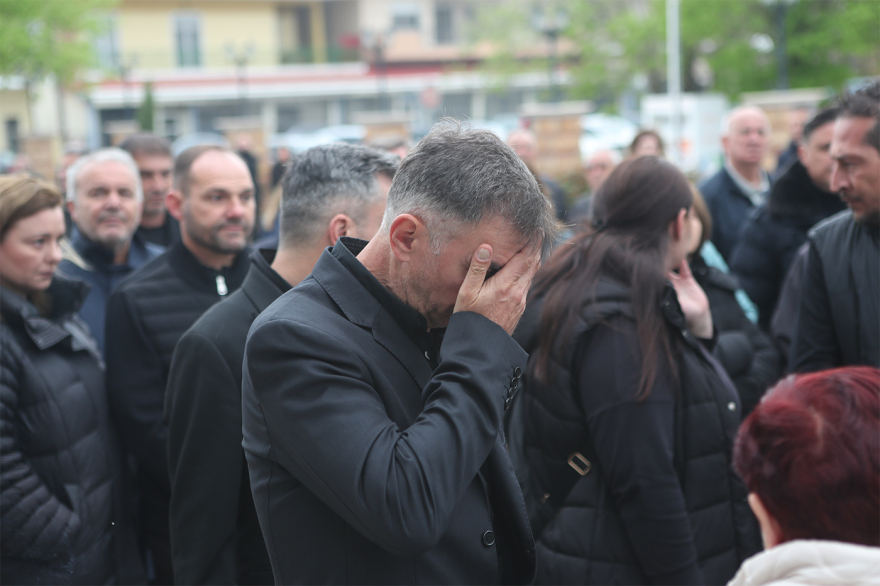 Συγκίνηση στο τελευταίο αντίο για τον Στέφανο Μπορμπόκη 12 Συγκίνηση στο τελευταίο αντίο για τον Στέφανο Μπορμπόκη, έκλαψε ο αδελφός του