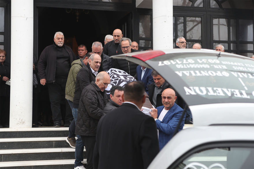 Συγκίνηση στο τελευταίο αντίο για τον Στέφανο Μπορμπόκη 13 Συγκίνηση στο τελευταίο αντίο για τον Στέφανο Μπορμπόκη, έκλαψε ο αδελφός του