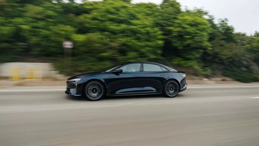 Η Lucid αλλάζει στρατηγική