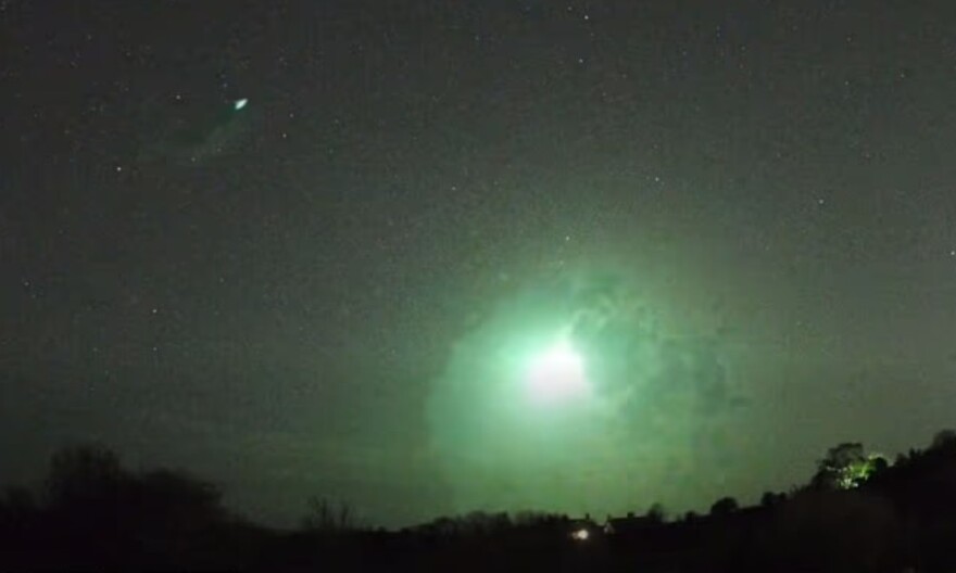 Δείτε βίντεο: Μια πράσινη πύρινη φλεγόμενη μπάλα έκανε τη νύχτα μέρα στη Βρετανία