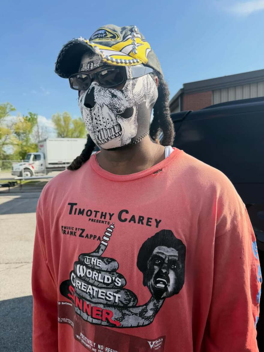 Ο Offset κατέβηκε από το αναπηρικό αμαξίδιο και τραγούδησε στη σκηνή λίγες μέρες μετά τον πυροβολισμό του, δείτε βίντεο