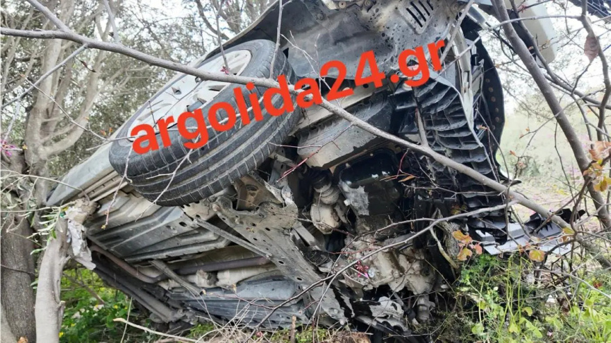 Σοβαρό τροχαίο στα Καρναζέικα Αργολίδας, αυτοκίνητο κατέληξε σε δέντρα, δύο τραυματίες