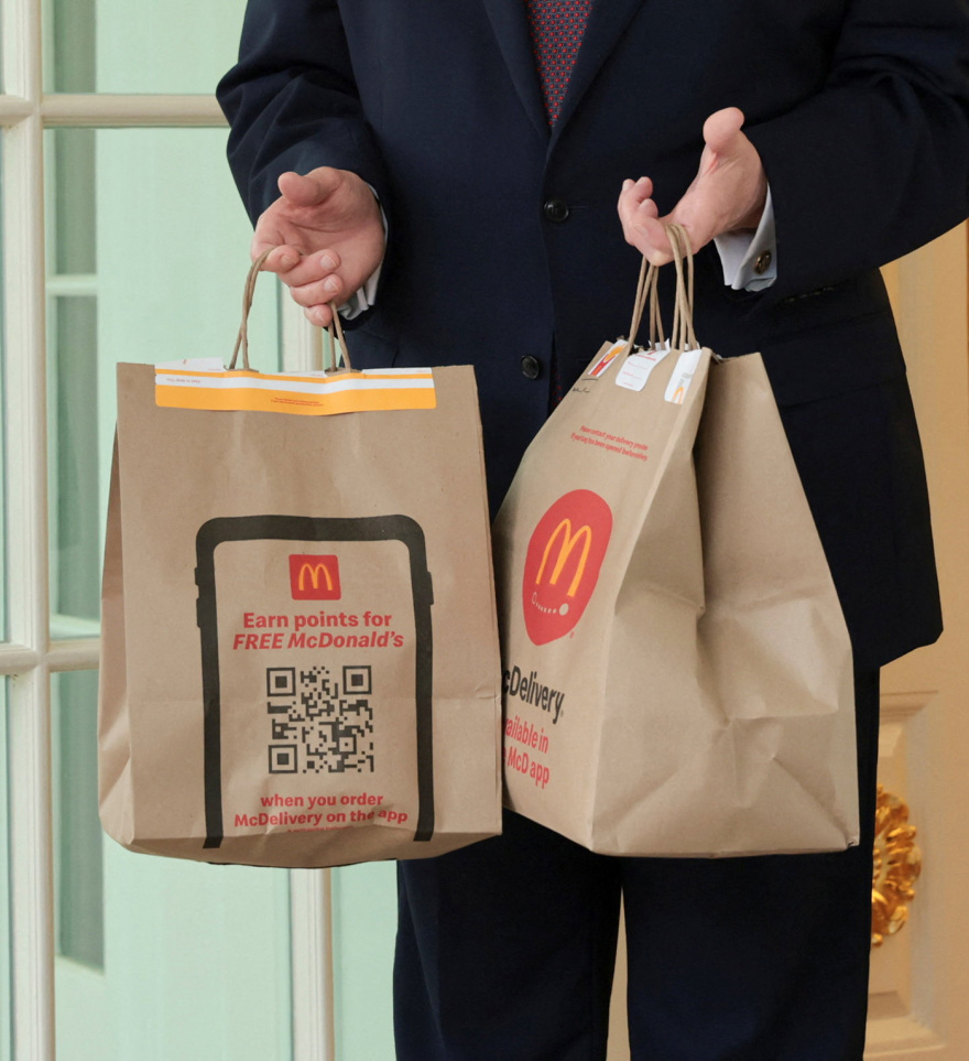 Ο Τραμπ παρήγγειλε το αγαπημένο του fast-food στον Λευκό Οίκο, έδωσε φιλοδώρημα 100 δολάρια στη διανομέα, βίντεο και φωτογραφίες