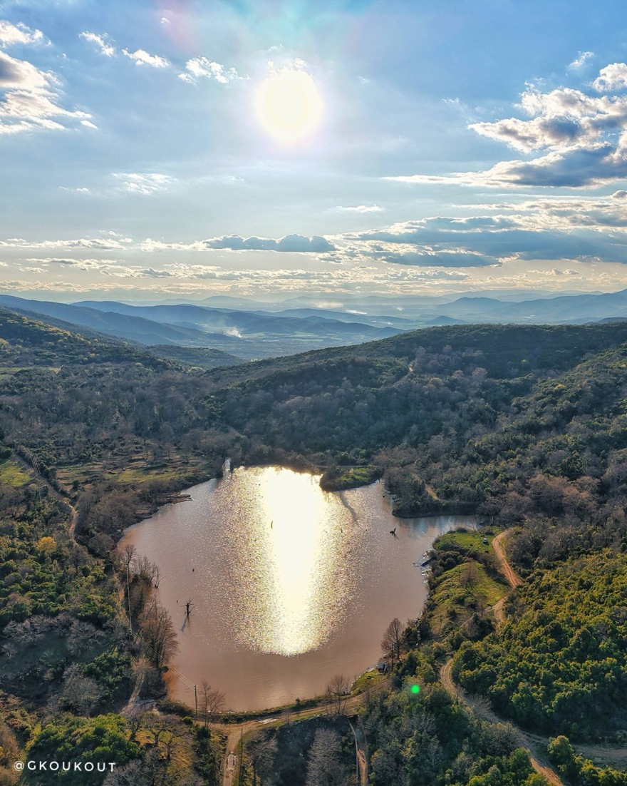 Οι βροχές «ανέστησαν» λίμνη σε υψόμετρο 350 μέτρων στη Λάρισα, δείτε φωτογραφίες