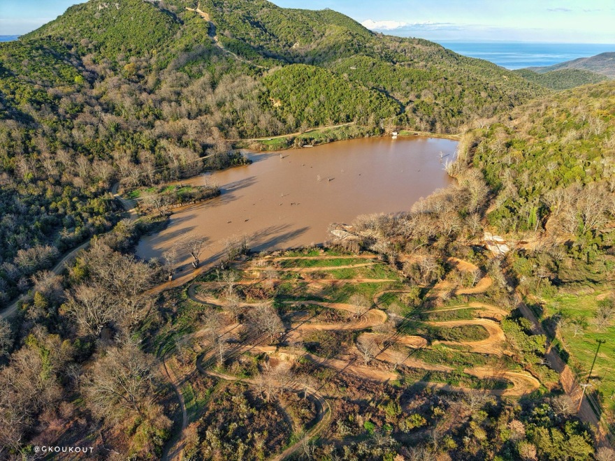 Οι βροχές «ανέστησαν» λίμνη σε υψόμετρο 350 μέτρων στη Λάρισα, δείτε φωτογραφίες