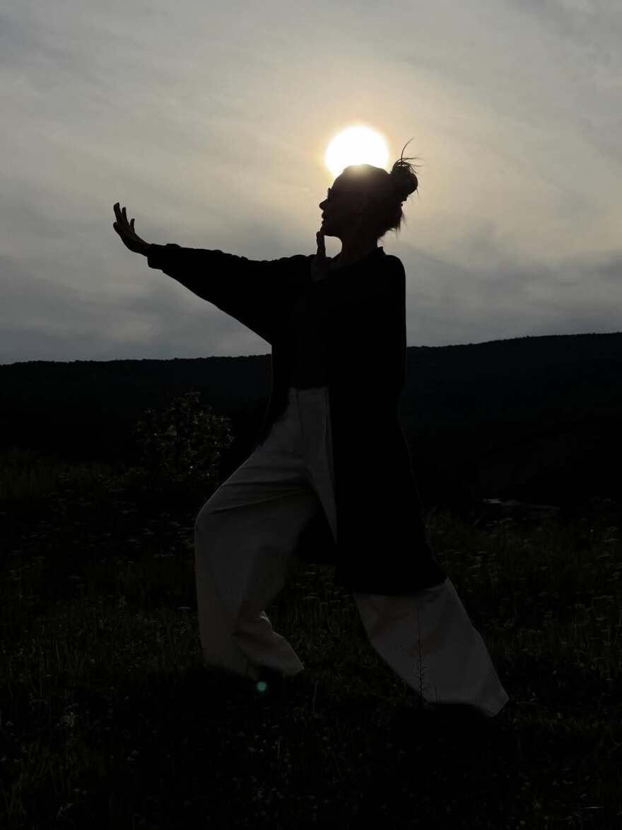 Η Ζέτα Μακρυπούλια ποζάρει στο χωριό της στο Αγρίνιο: Τα τελευταία χρόνια επέστρεψα στις ρίζες μου 