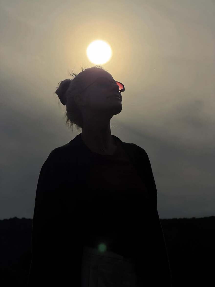 Η Ζέτα Μακρυπούλια ποζάρει στο χωριό της στο Αγρίνιο: Τα τελευταία χρόνια επέστρεψα στις ρίζες μου 