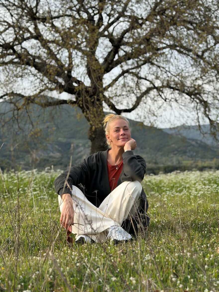 Η Ζέτα Μακρυπούλια ποζάρει στο χωριό της στο Αγρίνιο: Τα τελευταία χρόνια επέστρεψα στις ρίζες μου 