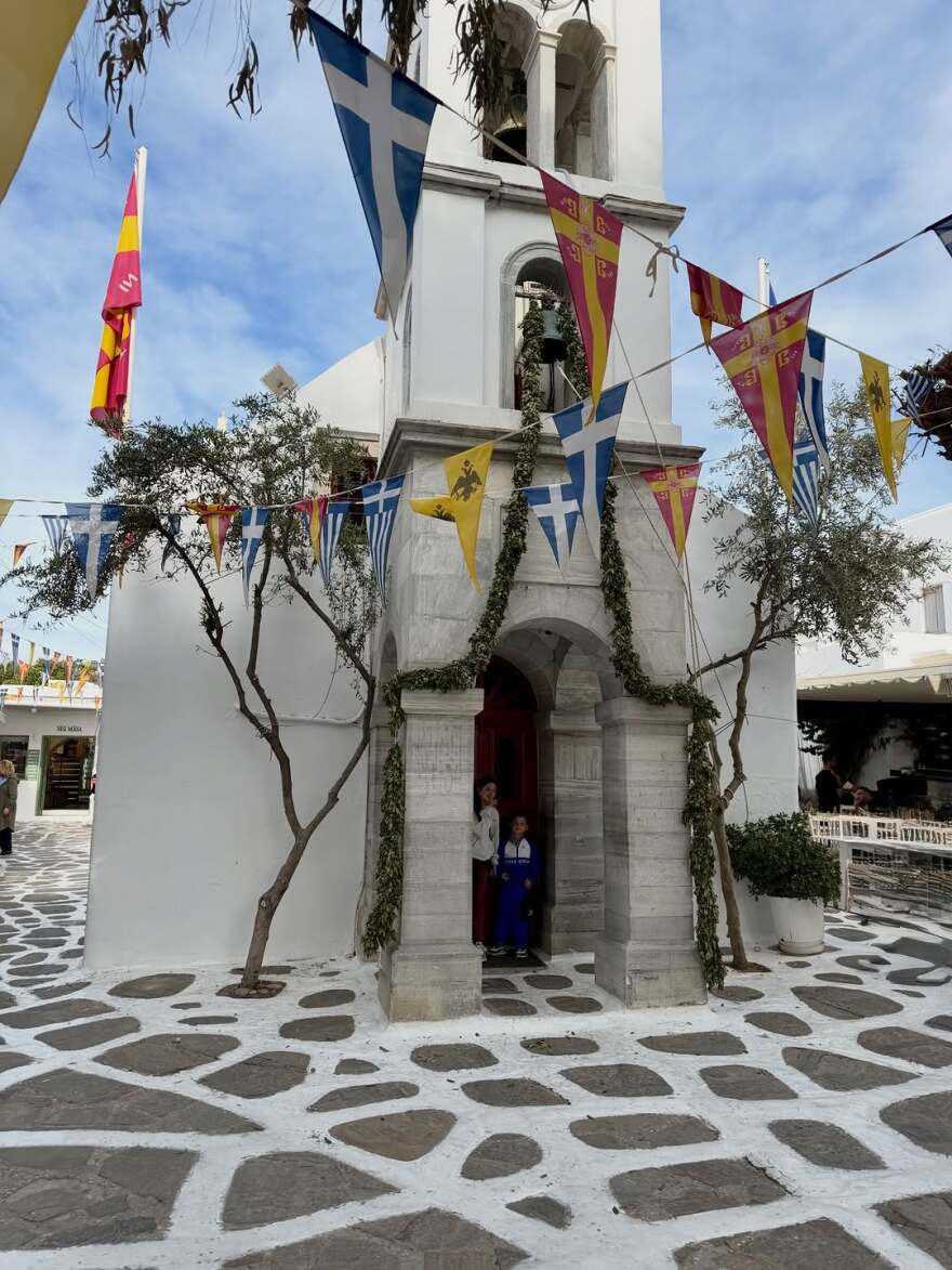 Η Κωνσταντίνα Ευρυπίδου πέρασε το Πάσχα στη Μύκονο με τον Φίλιππο Μιχόπουλο και τα παιδιά της