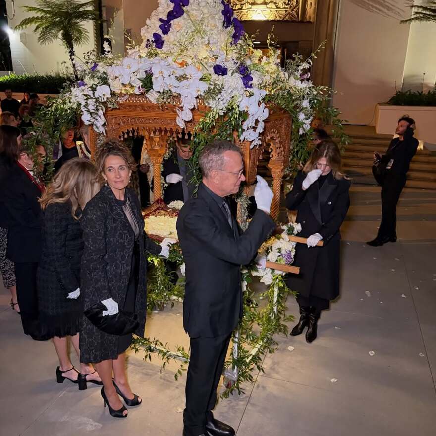 Ο Τομ Χανκς κράτησε τον Επιτάφιο σε εκκλησία στο Λος Άντζελες, δείτε φωτογραφία