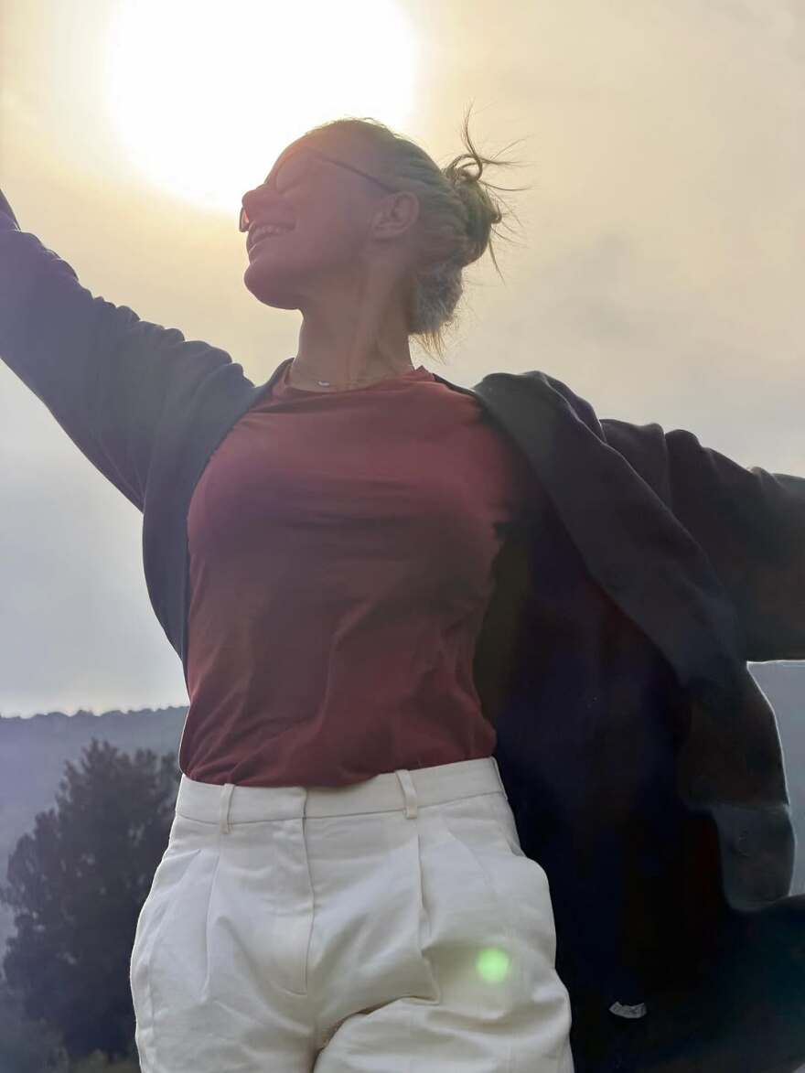 Η Ζέτα Μακρυπούλια ποζάρει στο χωριό της στο Αγρίνιο: Τα τελευταία χρόνια επέστρεψα στις ρίζες μου 