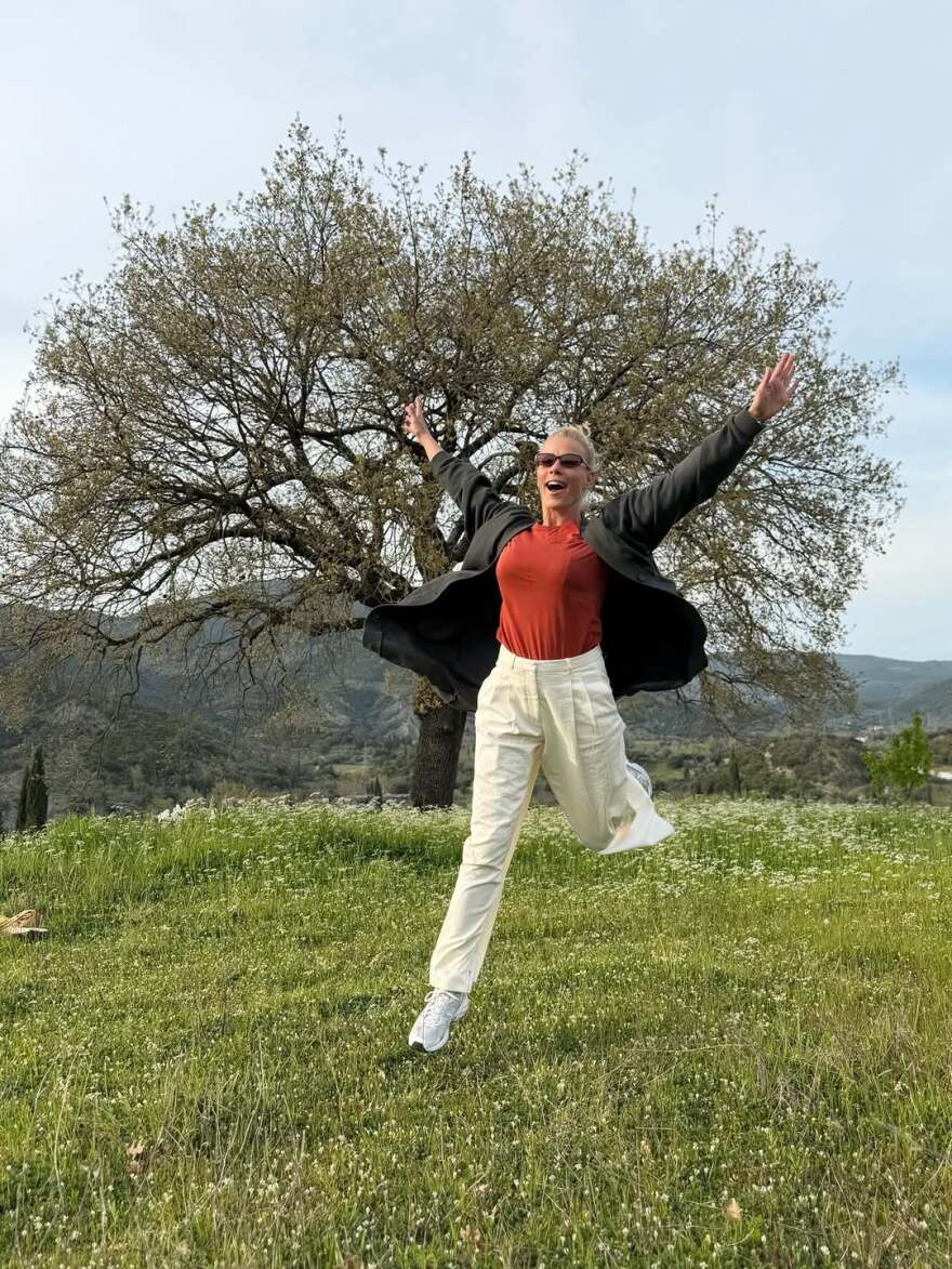 Η Ζέτα Μακρυπούλια ποζάρει στο χωριό της στο Αγρίνιο: Τα τελευταία χρόνια επέστρεψα στις ρίζες μου 