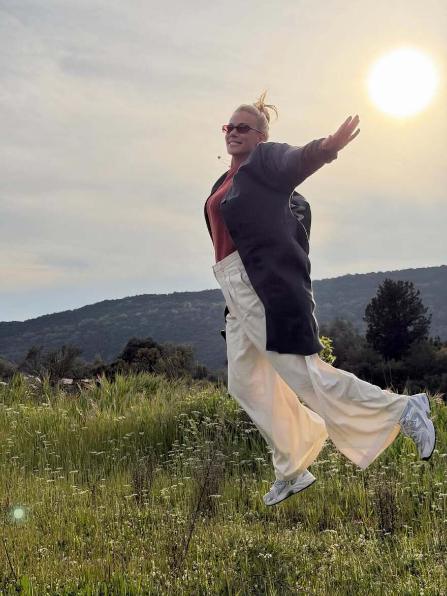 Η Ζέτα Μακρυπούλια ποζάρει στο χωριό της στο Αγρίνιο: Τα τελευταία χρόνια επέστρεψα στις ρίζες μου 