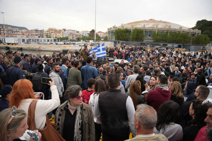 Κτηνοτρόφοι μπλόκαραν την είσοδο 700 επιβατών στο «Νήσος Σάμος» στη Μυτιλήνη και έριξαν γάλα στο λιμάνι, δείτε βίντεο 

